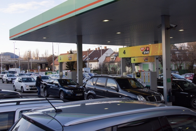 燃料短缺加剧 匈牙利取消燃油价格上限