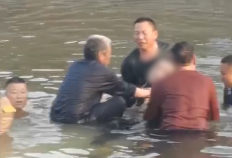 【得味视频】侠肝义胆：载两人面包车失控沉水 宿迁“七勇士”联手施救！
