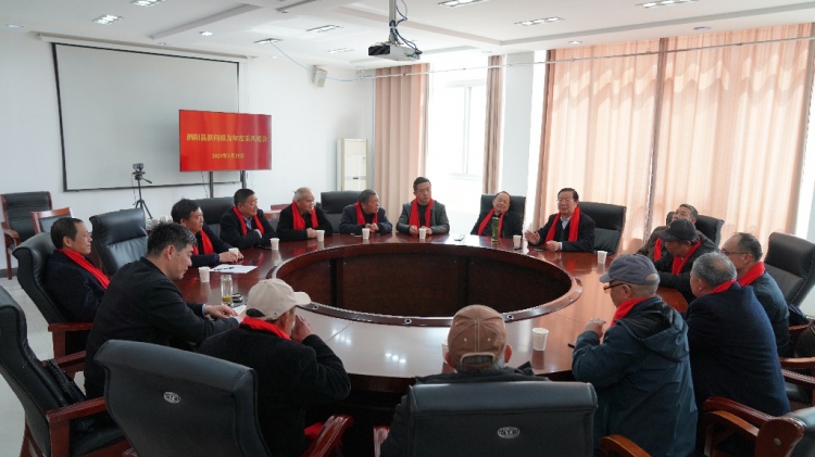 七旬报友喜相会 盛赞家乡风景好