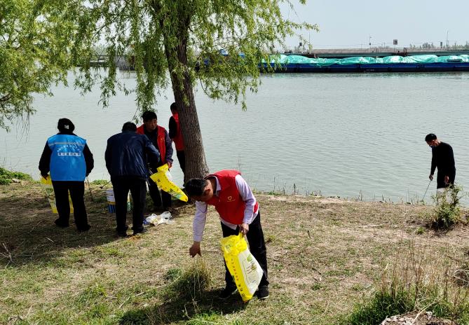 船闸社区开展“保护大运河、清除河畔垃圾”活动