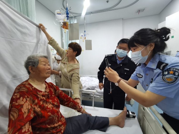 洋河公安：上门办证暖人心 群众感激送锦旗