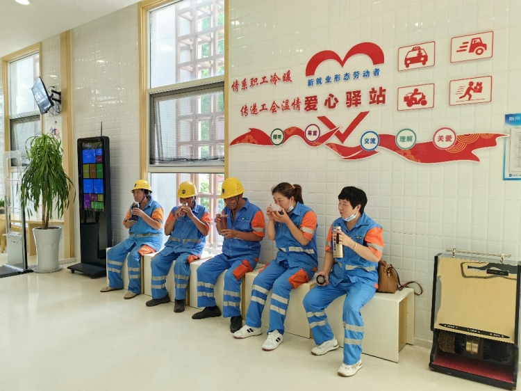 【视频】炎炎夏日送清凉 真情关爱环卫工