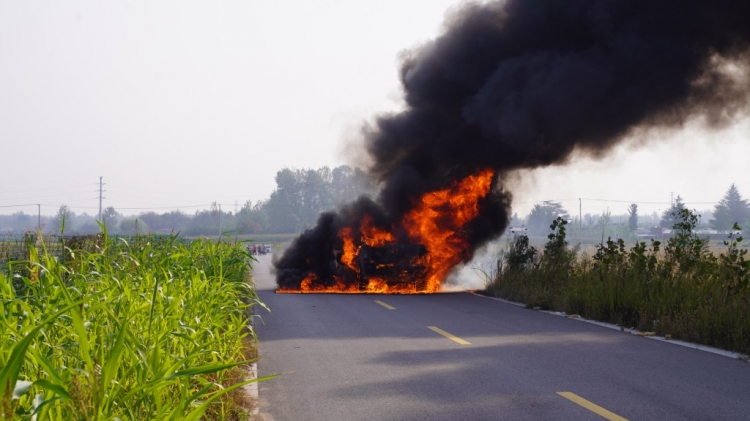 皮卡车行驶途中突然爆燃  车上三人紧急脱险