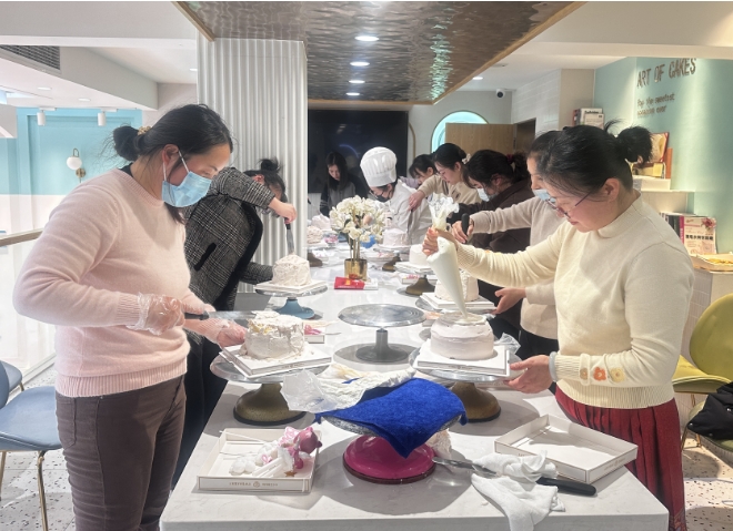 发展集团举办“慧心做蛋糕 浓情三八节”活动
