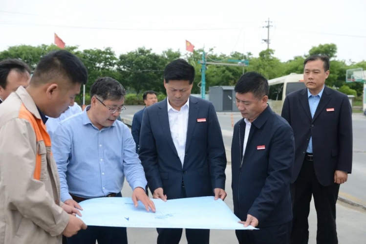 张先彦现场会办重点企业有关工作时强调：强化服务意识，狠抓项目推进，全力打造营商环境“升级版”！