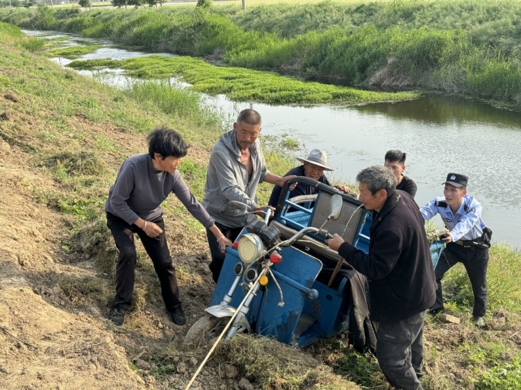 险！老人倒车坠入河中，洋河公安紧急救援
