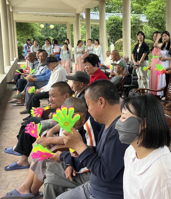 宿迁卫校志愿者慰问三台山老年公寓老人