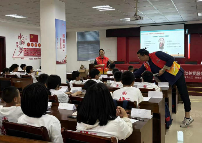 “快乐暑光”关爱服务项目在克先居委会举行