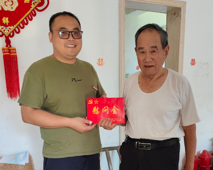 祥和社区开展“八一”走访慰问老兵活动