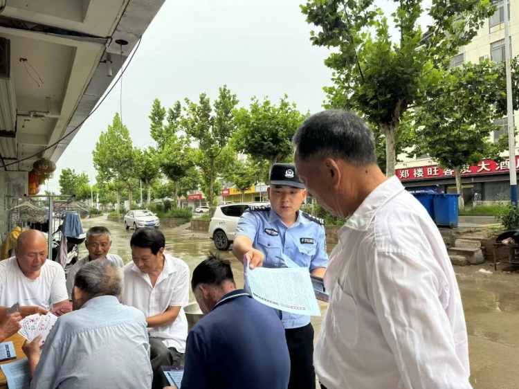 郑楼派出所开展打击整治网络谣言宣传活动