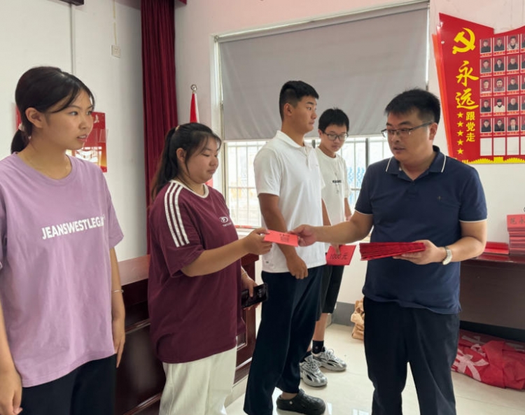 新站社区 17 名准大学生喜领助学金