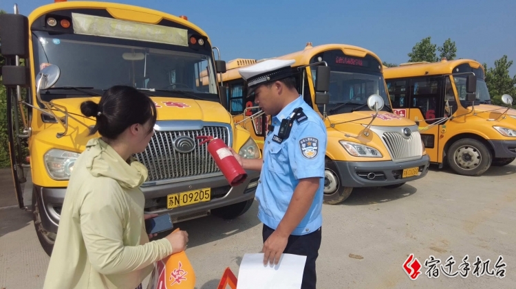 市第一实小：校车岗前“体检” “上学路”更安全