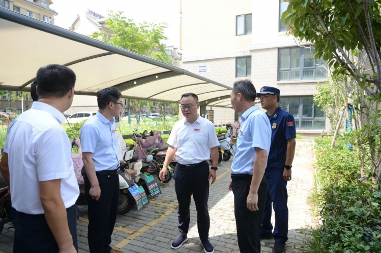 陈磊现场推进“三合一”场所和电动自行车消防安全工作