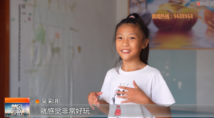晓店街道：十岁女孩展奇技 空翻连翻胜飞人