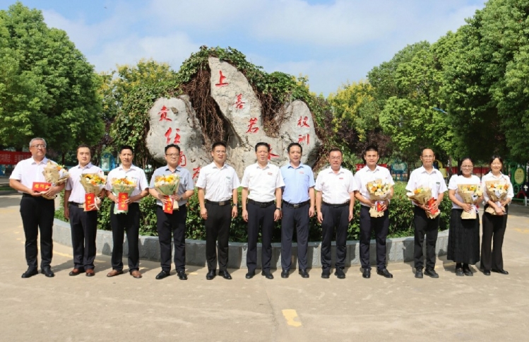 张先彦在开展教师节走访慰问活动时强调：大力弘扬尊师重教良好风尚，为湖滨教育事业的持续健康发展提供有力保障！
