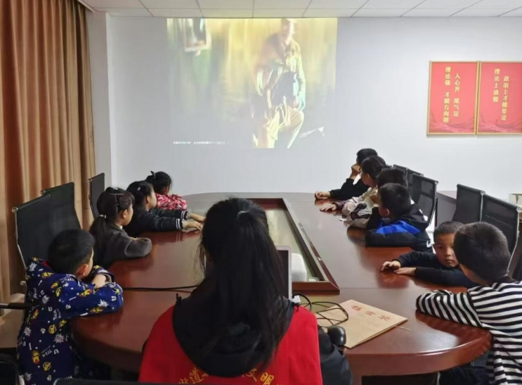 九里社区举办青少年观影活动