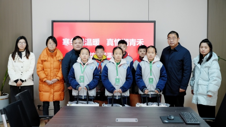 洋河新区初级中学6名困难家庭学子收到暖心羽绒服