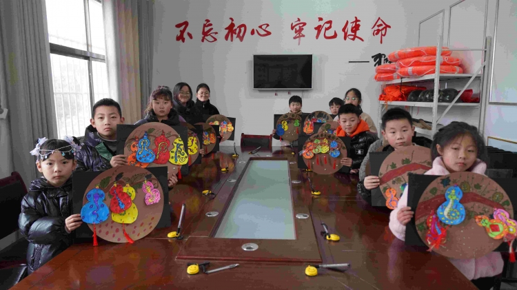 学校村：共包团圆饺 同庆蛇年春