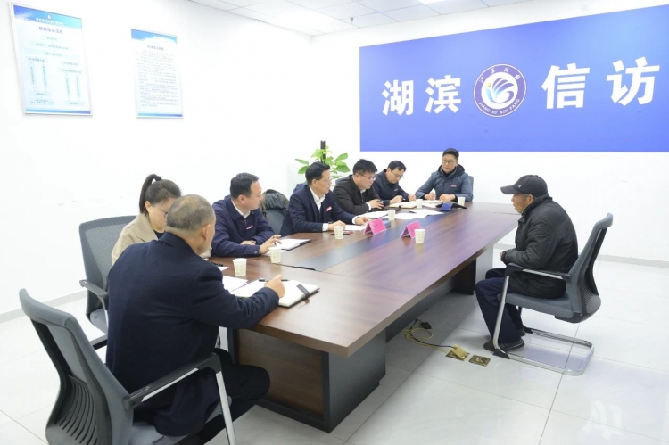 张先彦接待信访群众