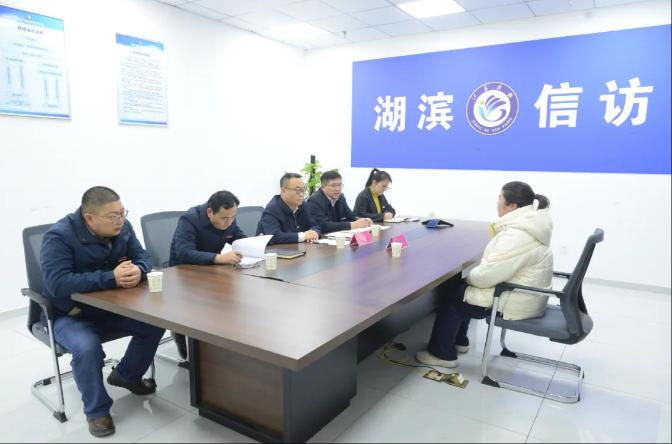 陈磊接待信访群众