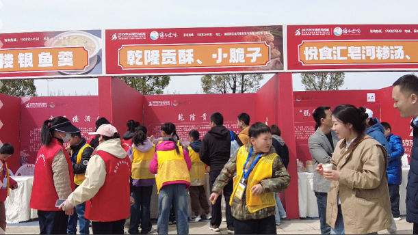 湖滨美食飘香 “迁马” 领物现场 特色风味吸引跑者目光