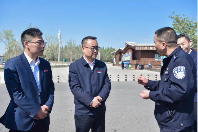 陈磊现场会办节假日期间三台山景区周边交通疏导工作
