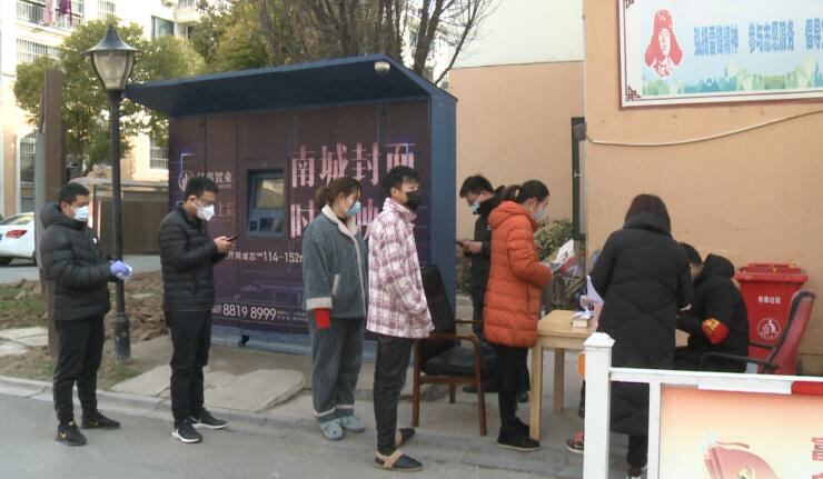 泰和社区发放“出入卡”  精心管控暖心呵护