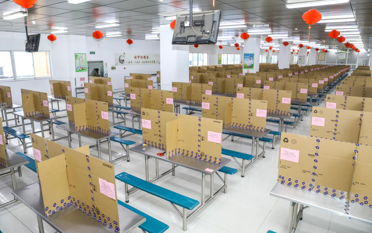 苏宿园区：“掼蛋”式餐桌巧解复工就餐难题