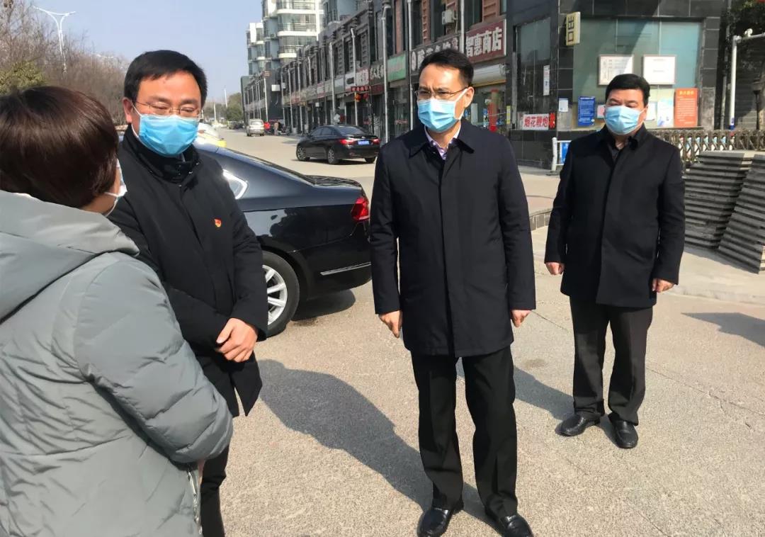 泗洪县委书记李爱华以“四不两直”方式检查社区疫情防控工作