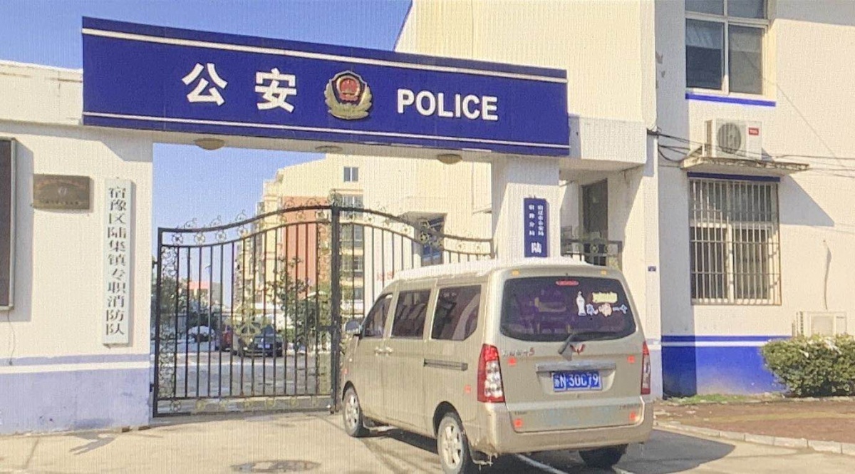最美投递工高辉：买40箱泡面送给一线民警 不能让他们饿肚子！