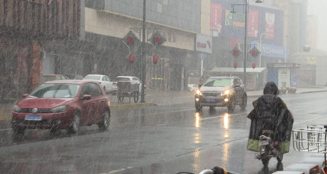 防治小百科：出门玩雪会感染新冠病毒？医生：“降雪与疫情控制没有直接联系”