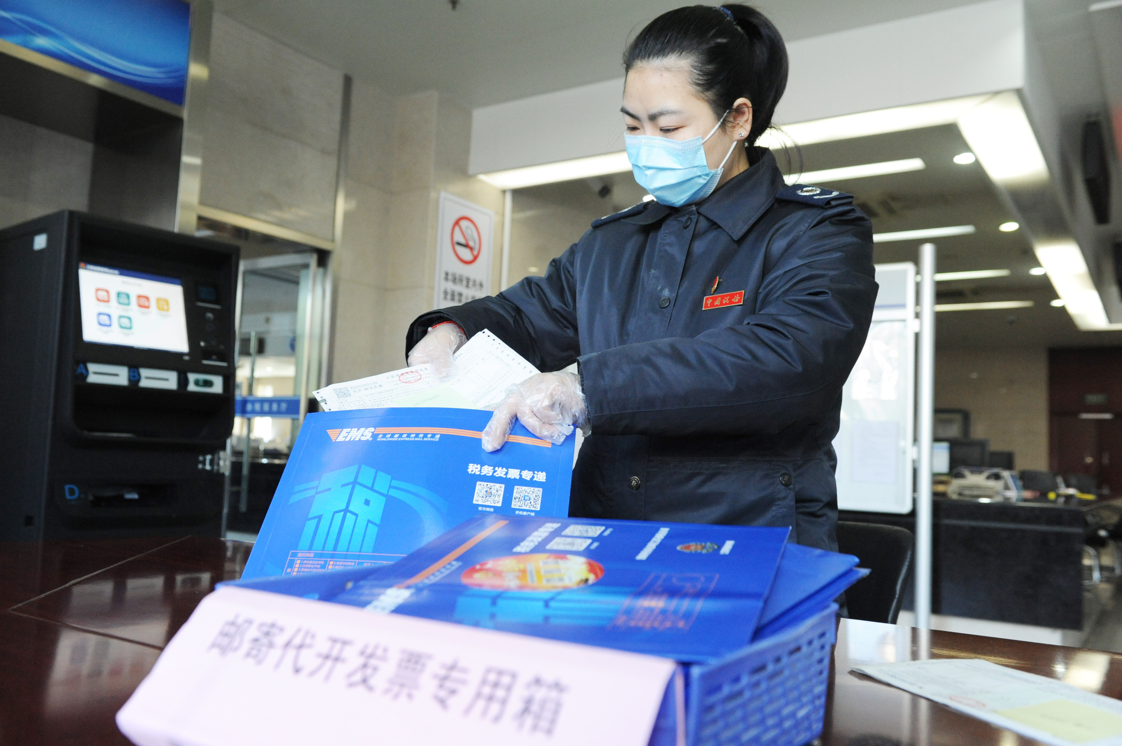常州市税务部门积极落实“不见面”办税相关工作要求，将有邮寄需求的代开发票通过邮政EMS送达纳税人。
