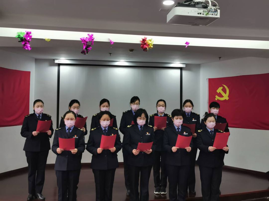 “巾帼玫瑰”别样红，立足岗位护健康