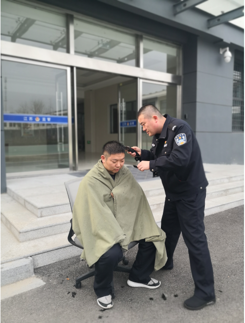 宿迁市拘留所民警化身彼此“托尼” 解决“头”等大事