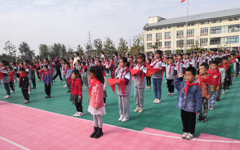 队旗飘飘梦飞扬 争做“三爱”好少年—洋河新区王园小学举行一年级新生入队仪式