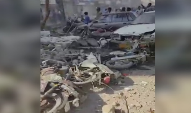 爆炸地点附近车辆损毁严重。 