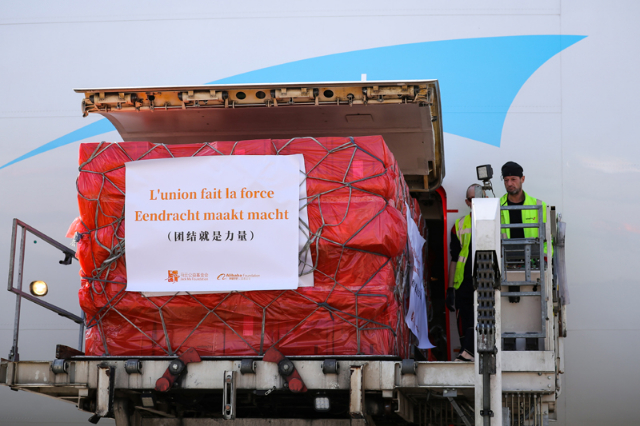 2020年3月16日，来自中国的30万只口罩运抵比利时列日机场。这是欧洲新冠肺炎疫情暴发以来，比利时首次得到大规模外来援助。