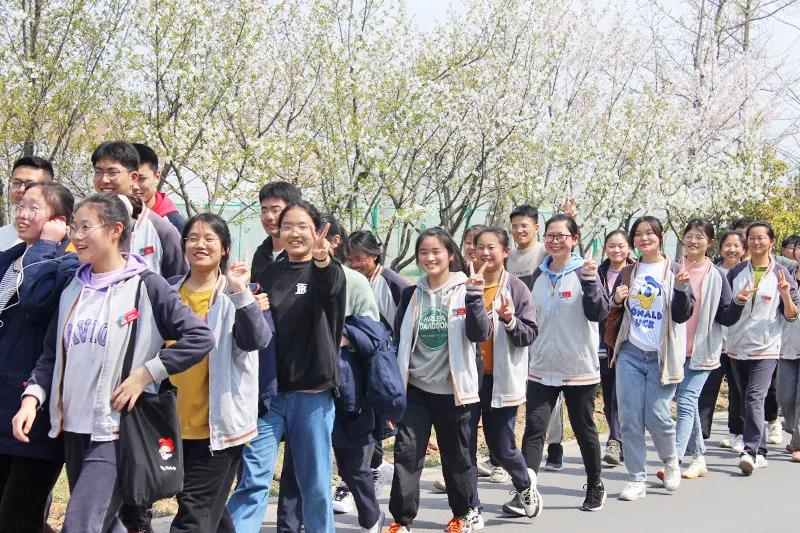 青春活力绽放，梦想扬帆起航——文昌高中高三年级开展师生团建活动