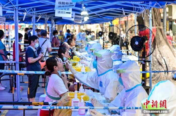 6月10日，广东省广州市，市民在荔湾区龙津华府临时核酸检测点接受核酸检测。中新社记者 陈骥旻 摄