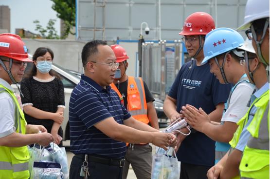 夏日送清凉 关怀暖人心丨市城投集团开展高温慰问活动