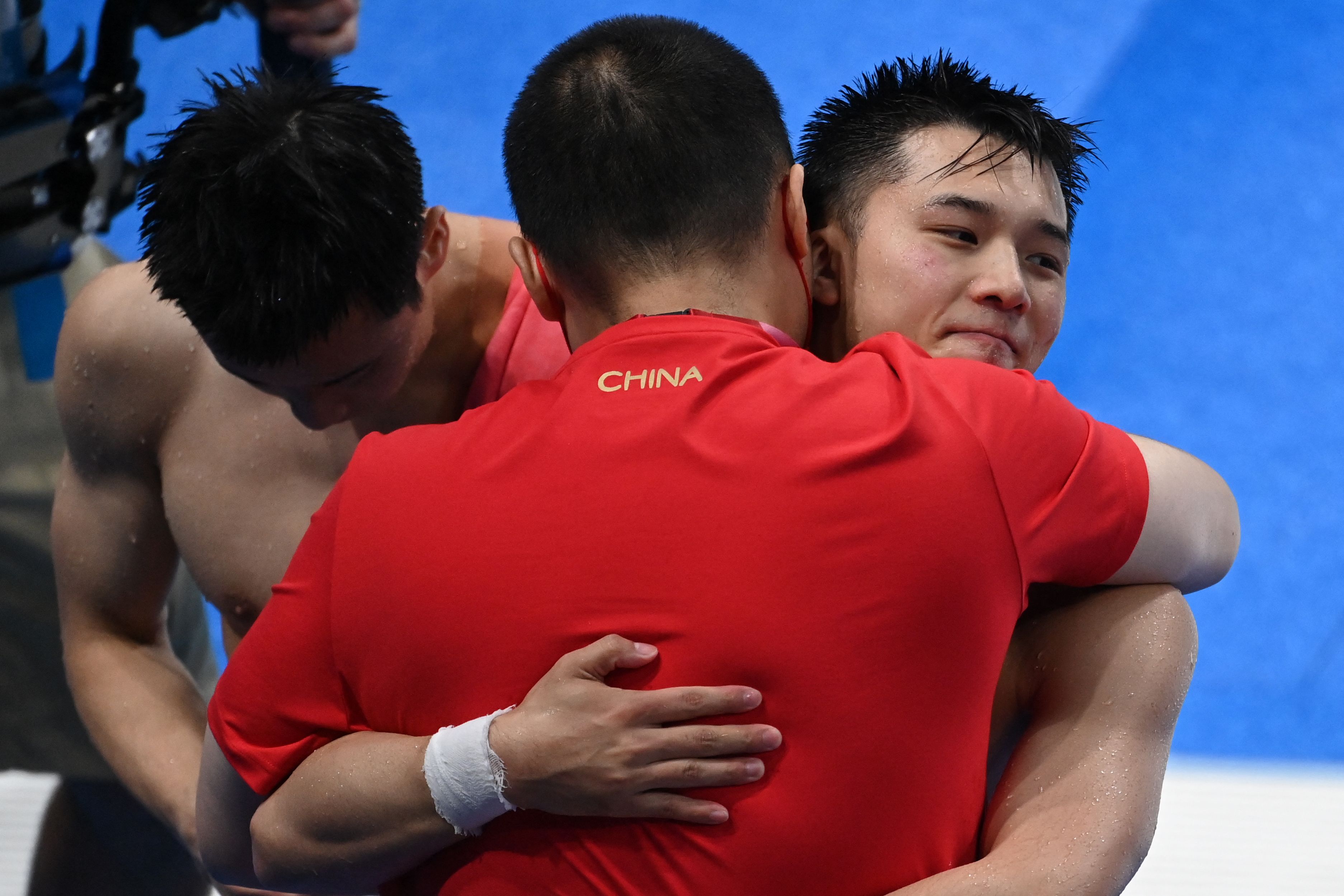 赛后，教练拥抱安慰陈艾森。
