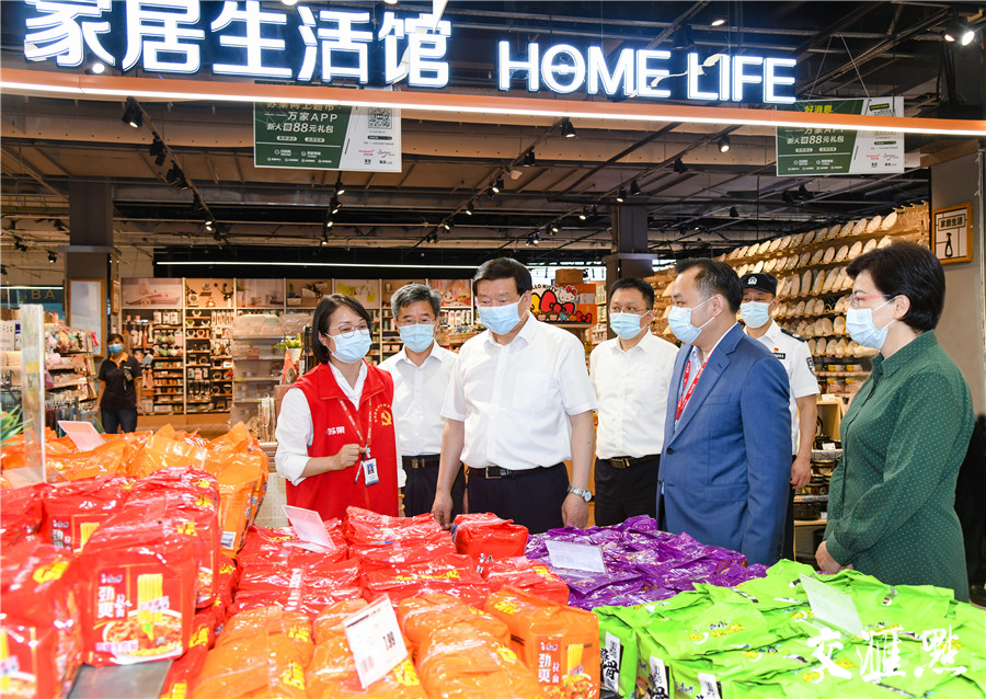 娄勤俭在南京市栖霞区华润苏果亚东店检查疫情防控和超市生活物资保供情况。