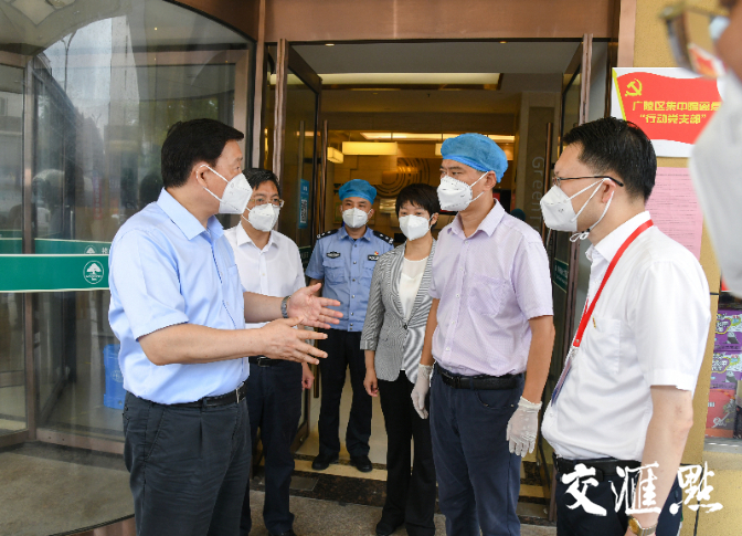 娄勤俭来到格林豪泰解放桥店隔离点，询问隔离人员情况和服务保障工作。