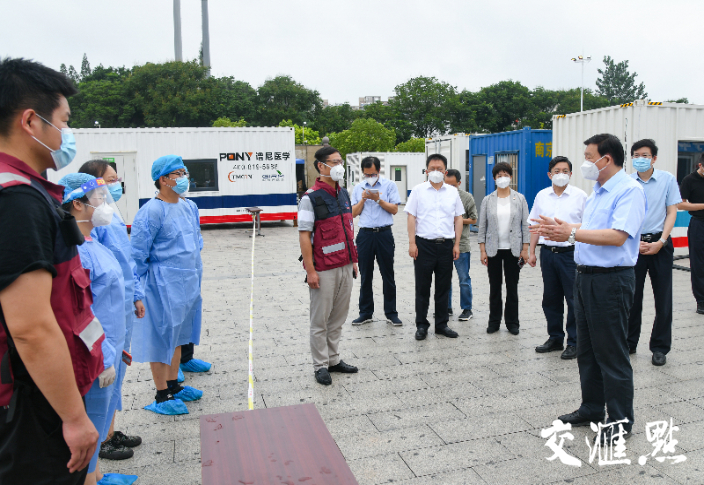 娄勤俭来到设在扬州鸿福路竹西文化广场的方舱核酸检测实验室，叮嘱工作人员做好防护，确保检测结果及时准确。