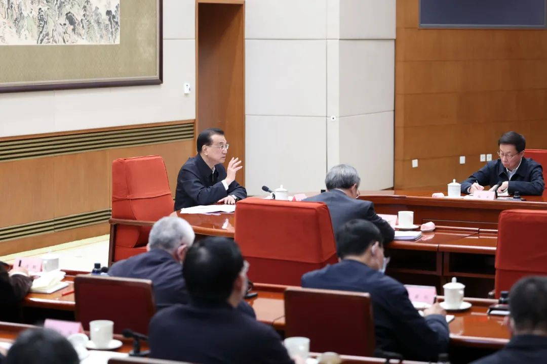 【要闻】李克强：推动实施更大力度组合式减税降费 帮助市场主体纾困激发活力