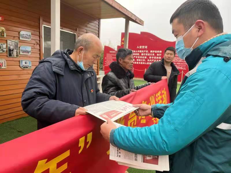 送新报迎新年 党员冬训情暖寒冬