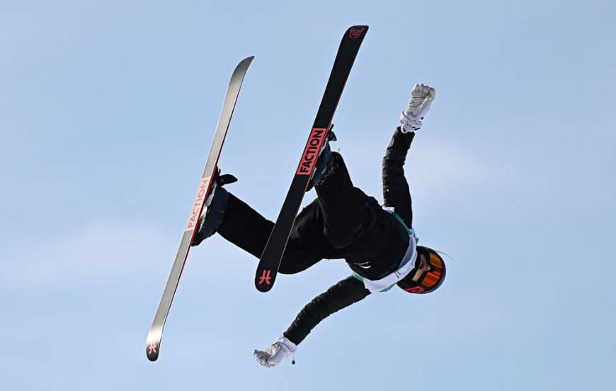 谷爱凌进行赛前训练，备战自由式滑雪大跳台项目