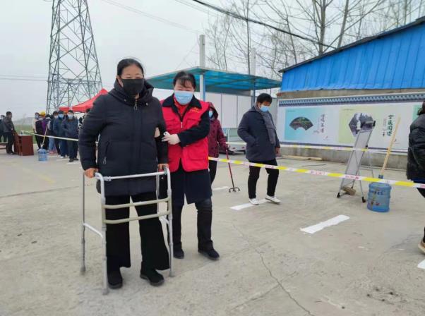 耿车镇助残志愿服务队支援核酸检测点