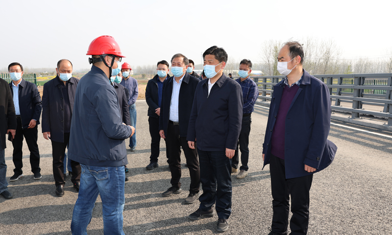 彭伟现场调度城建项目建设工作.jpg