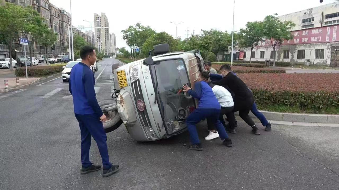 机动三轮车发生侧翻  市民与消防人员众施援手